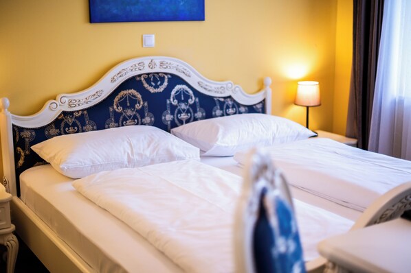 Deluxe Suite, Balcony | 1 bedroom, in-room safe, soundproofing, cots/infant beds