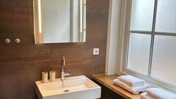 Luxury Double Room | Bilik Mandi | Pancuran mandi, pengering rambut, tuala disediakan, sabun