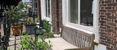 Depan hartanah - siang/malam