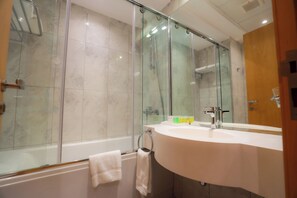 Combined shower/bathtub, hair dryer, towels, soap - Nawazi Towers Hotel (Makkah)