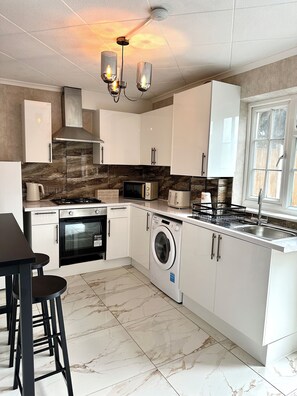 Geladeira, micro-ondas, torradeira