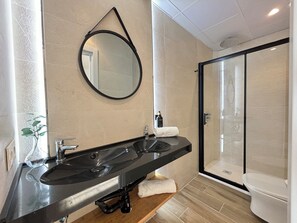 Hårføner, håndklær og toalettpapir