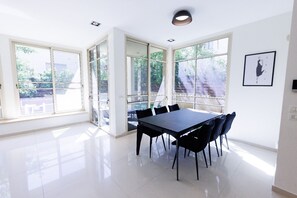 Villa | In-room dining - HaSharon Tranquil Villa by Sea N' Rent (Hod HaSharon)