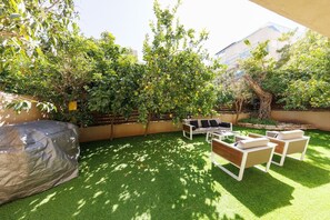 Courtyard - HaSharon Tranquil Villa by Sea N' Rent (Hod HaSharon)