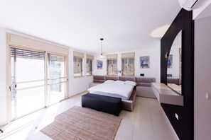 Villa | 6 bedrooms, blackout drapes, free WiFi - HaSharon Tranquil Villa by Sea N' Rent (Hod HaSharon)