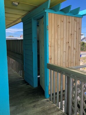 Exterior detail - Montana Cafe- cozy & beachy, modern design & comfortable furnishings (Surf City)