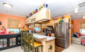 Microwave, dishwasher - Montana Cafe- cozy & beachy, modern design & comfortable furnishings (Surf City)