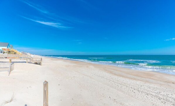 Beach - Montana Cafe- cozy & beachy, modern design & comfortable furnishings (Surf City)