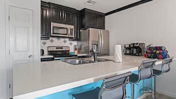 Geladeira, micro-ondas, fogão, cooktop