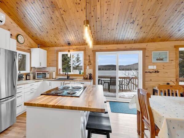 Réfrigérateur, un four, lave-vaisselle, cafetière-théière