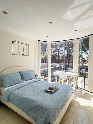 5 bedrooms, iron/ironing board, WiFi, bed sheets