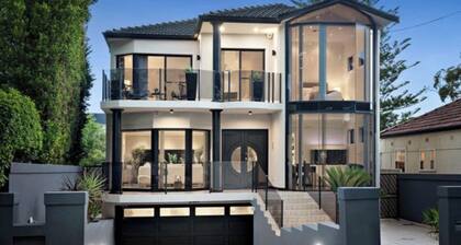 Spacious 5-bedroom house water view in Ramsgate Beach with WiFi, AC.