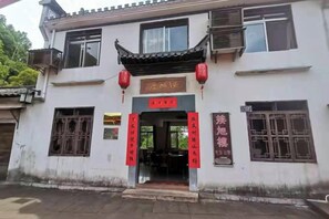 Unclassified image, 3 of 4, button - Xiuning Qiyunshan Jieyu Building (Xiuning)