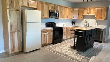 Fridge, microwave, stovetop, dishwasher