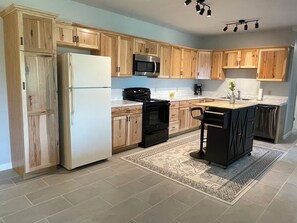 Fridge, microwave, stovetop, dishwasher - Cooperstown Double Play Lodge Unit B Near HOF (Cooperstown)