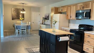 Fridge, microwave, stovetop, dishwasher