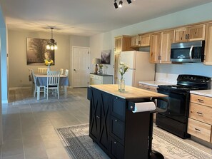 Fridge, microwave, stovetop, dishwasher