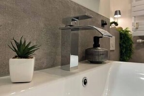 Sèche-cheveux, serviettes fournies