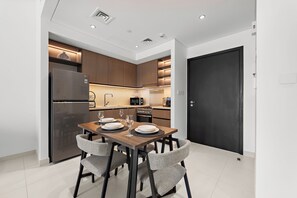Full-size fridge, microwave, oven, dishwasher