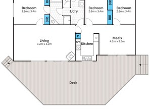 Planta baixa mostrando uma sala de estar, cozinha, dois quartos, um banheiro e um deck.