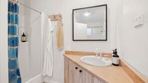 Shower - Darlana House - Charming Holiday Retreat in Anglesea. (Anglesea)