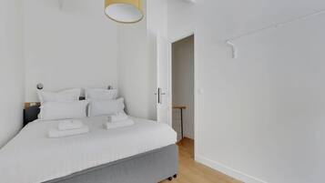 2 habitaciones, tabla de planchar con plancha, cuna de viaje y wifi