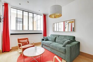 TV, offices - A Lovely Duplex in Montmartre (Paris)