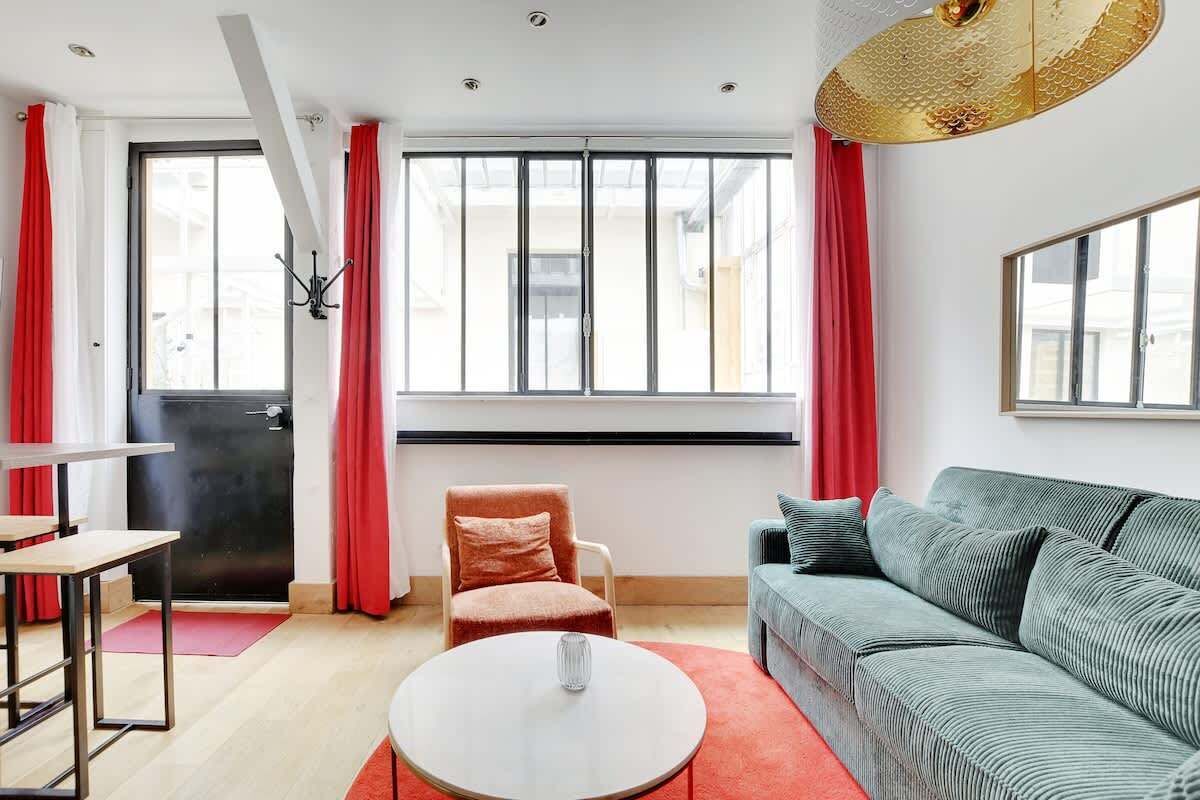 Televisión y oficina 