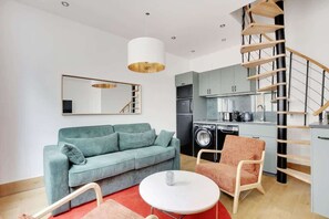 TV, offices - A Lovely Duplex in Montmartre (Paris)