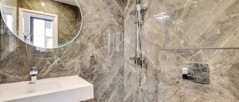 Douche, sĂšche-cheveux
