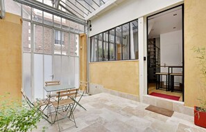 Dining - A Lovely Duplex in Montmartre (Paris)