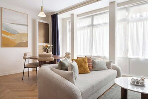 Una televisión, una oficina