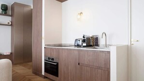 Cafetière/bouilloire, réfrigérateur, micro-ondes, four