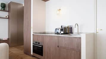 Køleskab, mikrobølgeovn, ovn, kogeplade