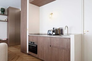 Kühlschrank, Mikrowelle, Ofen, Herdplatte