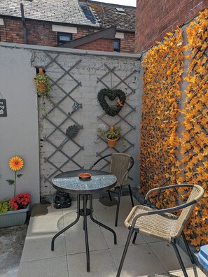 Outdoor dining - Máire Toiréasa: cosy Gaeltacht Quarter Property (Belfast)
