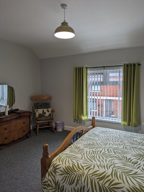 2 bedrooms, iron/ironing board, WiFi, bed sheets - Máire Toiréasa: cosy Gaeltacht Quarter Property (Belfast)