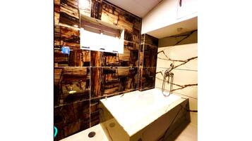 Super Deluxe Room With Balcony | Bathroom