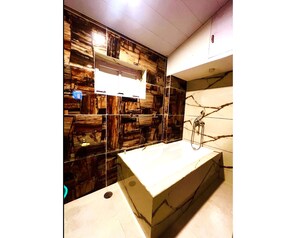 Super Deluxe Room With Balcony | Bathroom