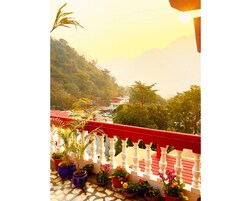 Habitación superior, vistas a la montaña | Vistas del balcón