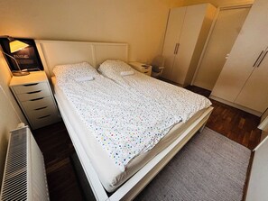 3 bedrooms, iron/ironing board, free WiFi, bed sheets