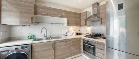 Huis | Privékeuken | Een koelkast, een magnetron, een oven, een kookplaat