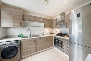 Casa | Cozinha privada | Geladeira, micro-ondas, fogão, cooktop