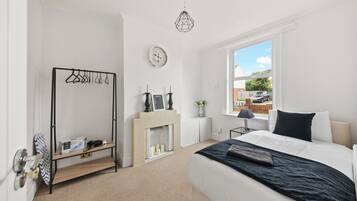 House | 5 bedrooms, iron/ironing board, free WiFi, bed sheets