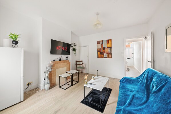 House | Living area | TV - Reading Retreat Spacious 5 Bedroom House (Reading)