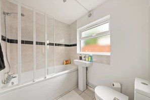 House | Bathroom | Combined shower/tub, deep soaking tub, hair dryer, towels - Reading Retreat Spacious 5 Bedroom House (Reading)