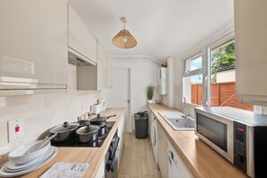 House | Private kitchen - Reading Retreat Spacious 5 Bedroom House (Reading)