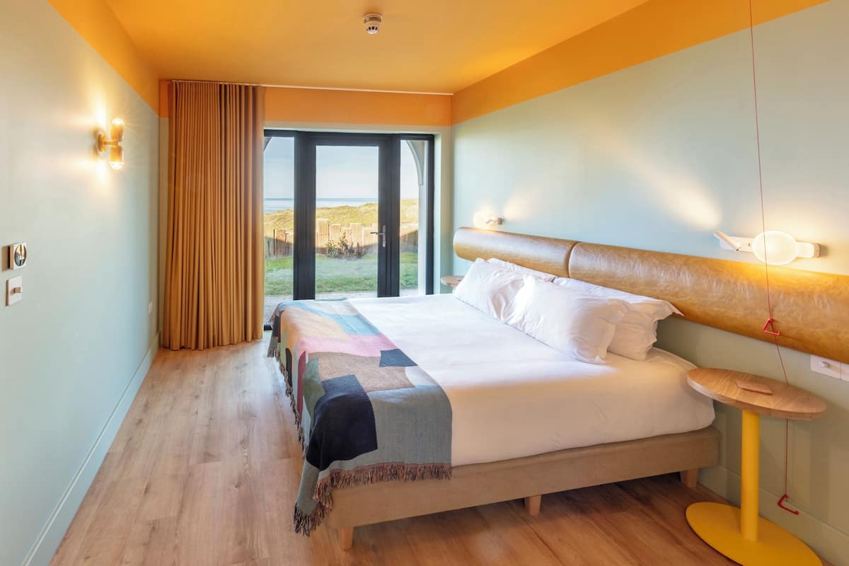 Accessible Large Studio Ocean View | Espace de travail pour ordinateurs portables, fer et planche à repasser