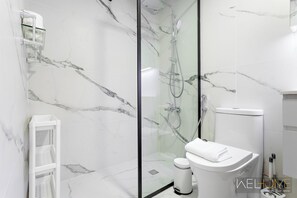 Comfort-studiolejlighed - balkon | Badeværelse | Bruser, gratis toiletartikler, hårtørrer, håndklæder