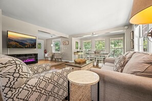 Smart TV, chimenea, videojuegos y reproductor de DVD